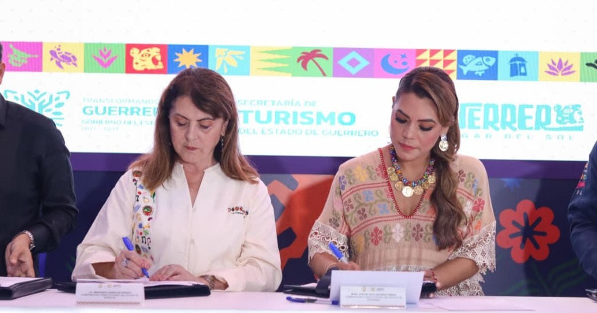 Margarita González Saravia y Evelyn Salgado Pineda firmando convenio de turismo en el Tianguis Turístico, Morelos