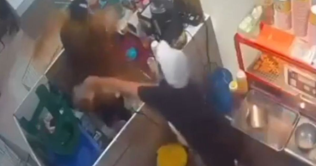 Mujer le lanza aceite hirviendo a su compañera en Tailandia