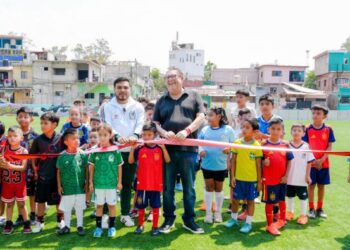El senador Víctor Mercado convive con niños de una escuela de futbol infantil en Patios de la Estación, Cuernavaca, Morelos