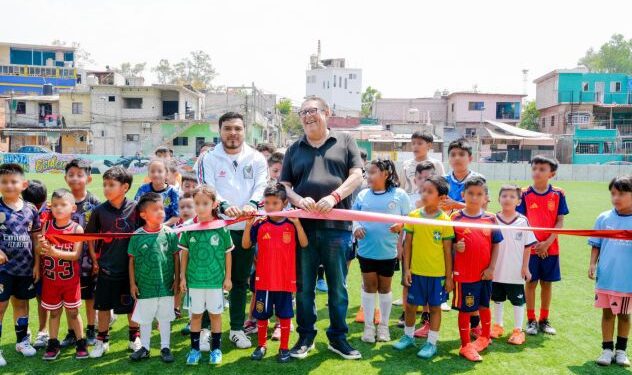 El senador Víctor Mercado convive con niños de una escuela de futbol infantil en Patios de la Estación, Cuernavaca, Morelos