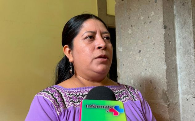 Niños en un salón de clases de una escuela primaria de Morelos aprendiendo palabras escritas en náhuatl