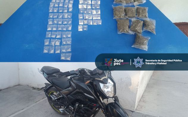Bolsas de presunta droga y una motocicleta aseguradas por la policía municipal en Jiutepec, Morelos