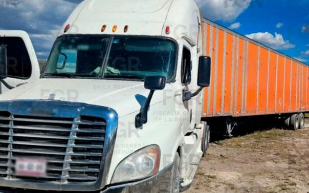Tractocamión detenido por la FGR en la carretera federal 57, tramo Matehuala-Monterrey, San Luis Potosí
