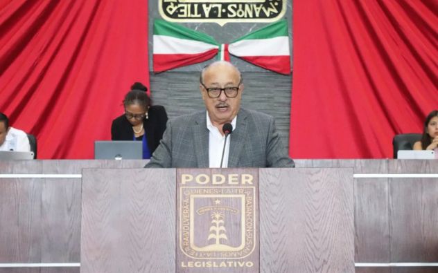 Lonas y propaganda electoral de partidos políticos acumuladas como basura en una calle urbana