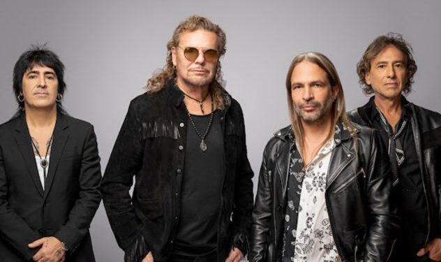 Fher Olvera cantando con Maná durante un concierto masivo en el Estadio Ciudad de México