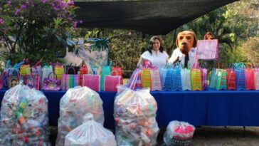 Estudiantes de Cuernavaca entregan botellas de plástico PET en un contenedor de reciclaje en Morelos