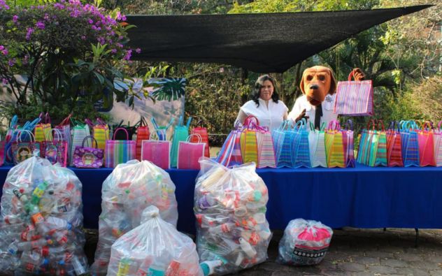 Estudiantes de Cuernavaca entregan botellas de plástico PET en un contenedor de reciclaje en Morelos