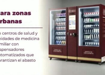 Una persona simula retirar una caja de medicamento de una máquina dispensadora automatizada dentro de una clínica de salud en México