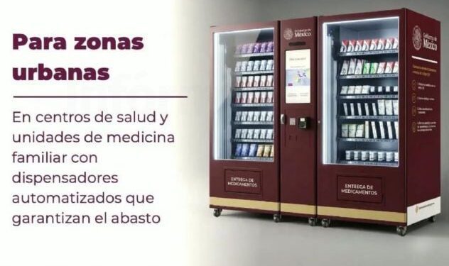 Una persona simula retirar una caja de medicamento de una máquina dispensadora automatizada dentro de una clínica de salud en México