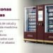 Una persona simula retirar una caja de medicamento de una máquina dispensadora automatizada dentro de una clínica de salud en México