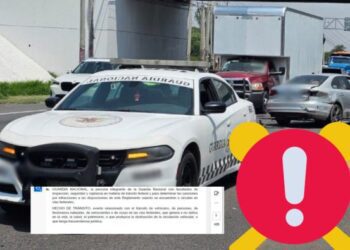 Elementos de la Guardia Nacional Carreteras realizando un operativo de inspección vehicular en una autopista federal de México.