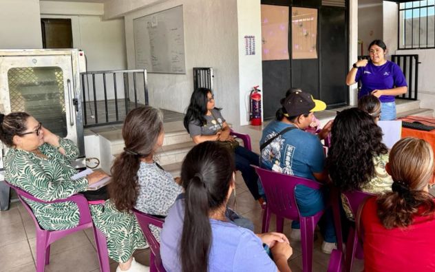 Mujeres emprendedoras revisan estrategias de marketing en sus teléfonos celulares durante un taller en Cuernavaca, Morelos