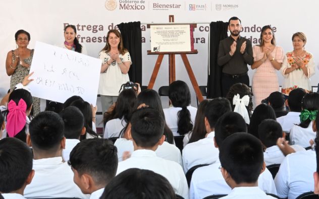 Nueva techumbre e instalaciones deportivas remodeladas en el patio de una escuela secundaria en Jiutepec, Morelos