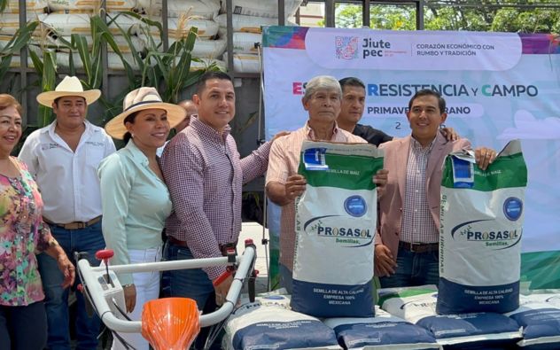 Productores agrícolas de Jiutepec recibiendo costales de fertilizantes e insumos durante un evento municipal en Morelos