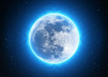 Luna llena brillando en el cielo nocturno sobre el paisaje de Tepoztlán, Morelos