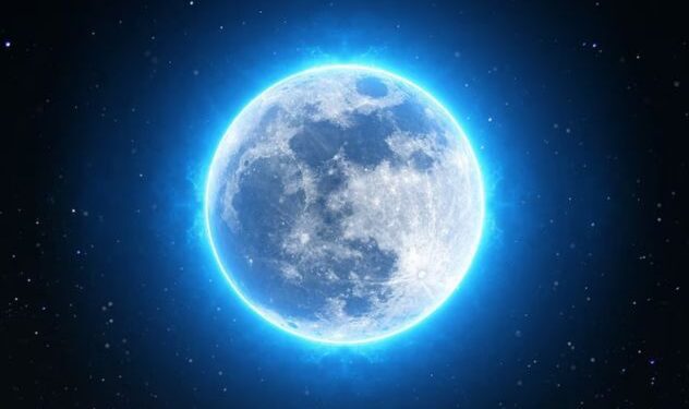Luna llena brillando en el cielo nocturno sobre el paisaje de Tepoztlán, Morelos