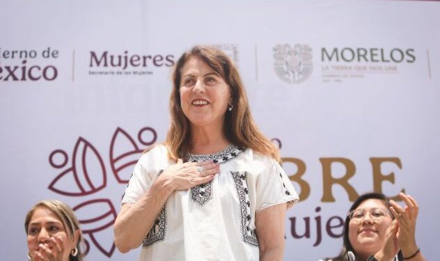 La gobernadora Margarita González Saravia ofrece declaraciones ante medios de comunicación durante un evento oficial en Morelos