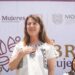 La gobernadora Margarita González Saravia ofrece declaraciones ante medios de comunicación durante un evento oficial en Morelos