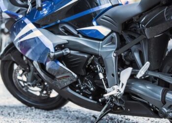 Faro delantero encendido de una motocicleta Suzuki estacionada durante una inspección de seguridad vial en México.