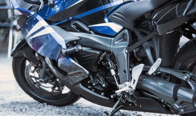 Faro delantero encendido de una motocicleta Suzuki estacionada durante una inspección de seguridad vial en México.