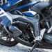 Faro delantero encendido de una motocicleta Suzuki estacionada durante una inspección de seguridad vial en México.