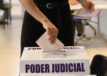 Diputados federales sentados en la mesa de debates de la Comisión de Puntos Constitucionales en la Cámara de Diputados