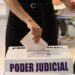 Diputados federales sentados en la mesa de debates de la Comisión de Puntos Constitucionales en la Cámara de Diputados