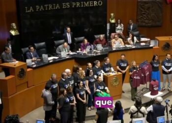 Senadores del PAN mostrando playeras de apoyo en la tribuna del Senado de la República en Ciudad de México