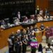 Senadores del PAN mostrando playeras de apoyo en la tribuna del Senado de la República en Ciudad de México