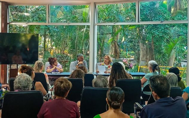 Poetisas y asistentes conversando en una mesa de diálogo literario en la Biblioteca Dr. José Félix Frías Sánchez de Cuernavaca, Morelos