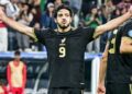 Raúl Jiménez celebrando un gol con la playera de la Selección Mexicana en un partido oficial