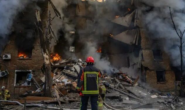 Escombros y estructuras destruidas de un centro comercial en Kiev tras los bombardeos con misiles rusos