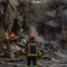 Escombros y estructuras destruidas de un centro comercial en Kiev tras los bombardeos con misiles rusos