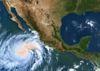 Oleaje intenso del océano Pacífico golpeando las rocas costeras bajo un cielo nublado en México