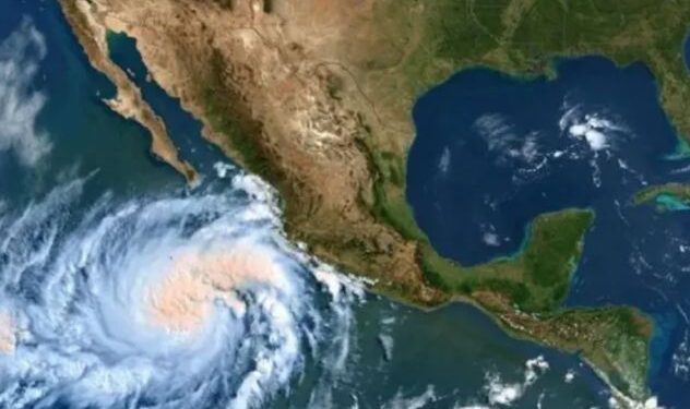 Oleaje intenso del océano Pacífico golpeando las rocas costeras bajo un cielo nublado en México