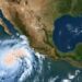 Oleaje intenso del océano Pacífico golpeando las rocas costeras bajo un cielo nublado en México