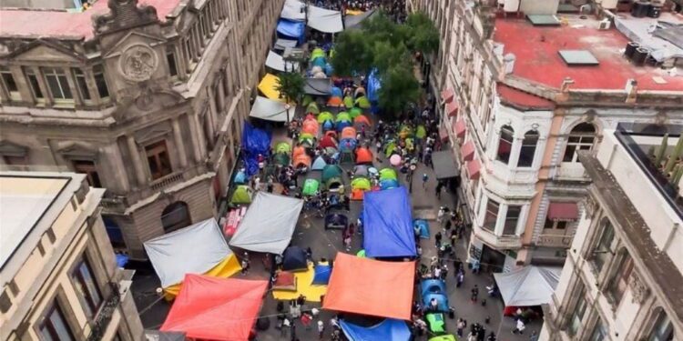 Un maestro de la CNTE muere en plantón del Zócalo de CDMX