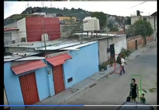 Elementos de la policía resguardando una calle de la colonia Libertad tras la detención de un presunto agresor en Oaxaca de Juárez.