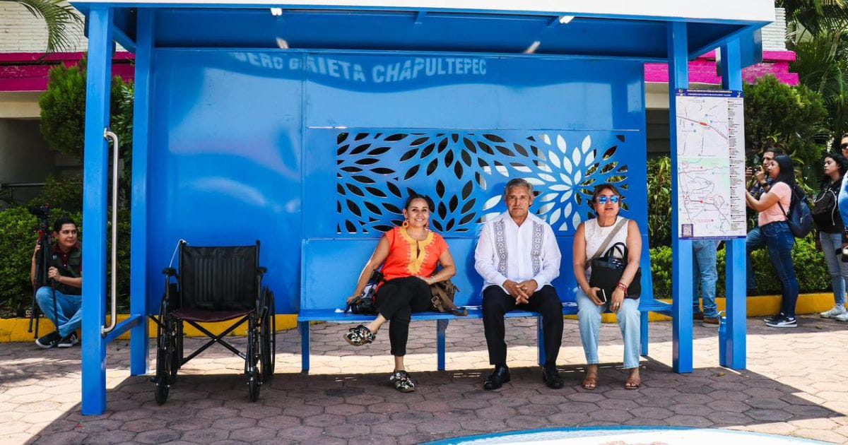 Presentación del modelo de parabus inteligente con iluminación solar en Cuernavaca, Morelos