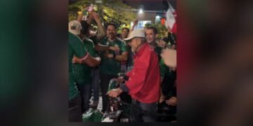 Aficionados arman "coperacha" para abuelito vendedor