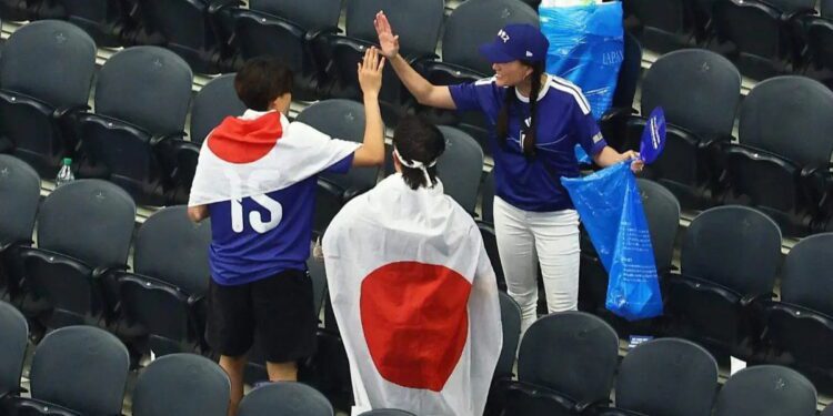 Aficionados de Japón limpian Estadio