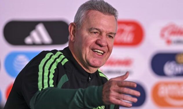El director técnico Javier Aguirre ofreciendo una conferencia de prensa previo al partido de la Selección Mexicana