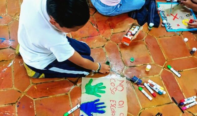 Estudiantes de la escuela primaria Vicente Guerrero durante un taller lúdico en la biblioteca de Cuernavaca, Morelos