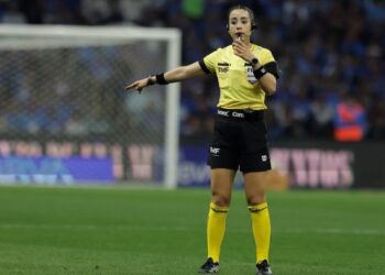 La árbitra mexicana Katia Itzel García corriendo con silbato en mano durante un partido internacional