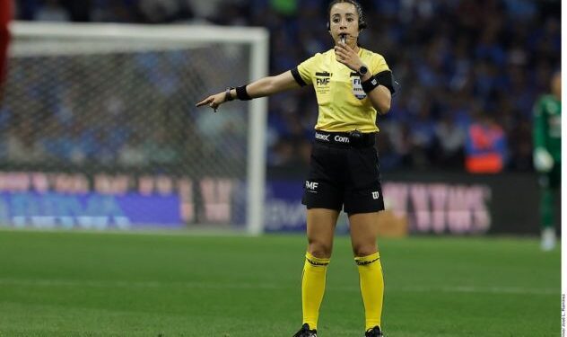 La árbitra mexicana Katia Itzel García corriendo con silbato en mano durante un partido internacional