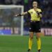 La árbitra mexicana Katia Itzel García corriendo con silbato en mano durante un partido internacional