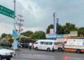 Unidades de la policía estatal resguardando una vialidad en el municipio de Zacatepec, Morelos