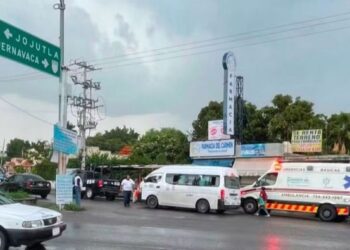 Unidades de la policía estatal resguardando una vialidad en el municipio de Zacatepec, Morelos