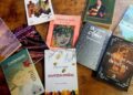 * Las escritoras Roxana Zubieta y Adriana Terán entregando ejemplares de sus libros a personal directivo dentro de la biblioteca pública municipal de Cuernavaca.
