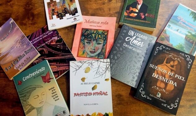 * Las escritoras Roxana Zubieta y Adriana Terán entregando ejemplares de sus libros a personal directivo dentro de la biblioteca pública municipal de Cuernavaca.